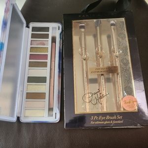 SOLD**Eyeshadow pallet and brush set, everyday, Paris hilton